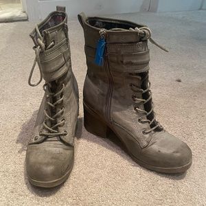 Heeled Guess grey boots